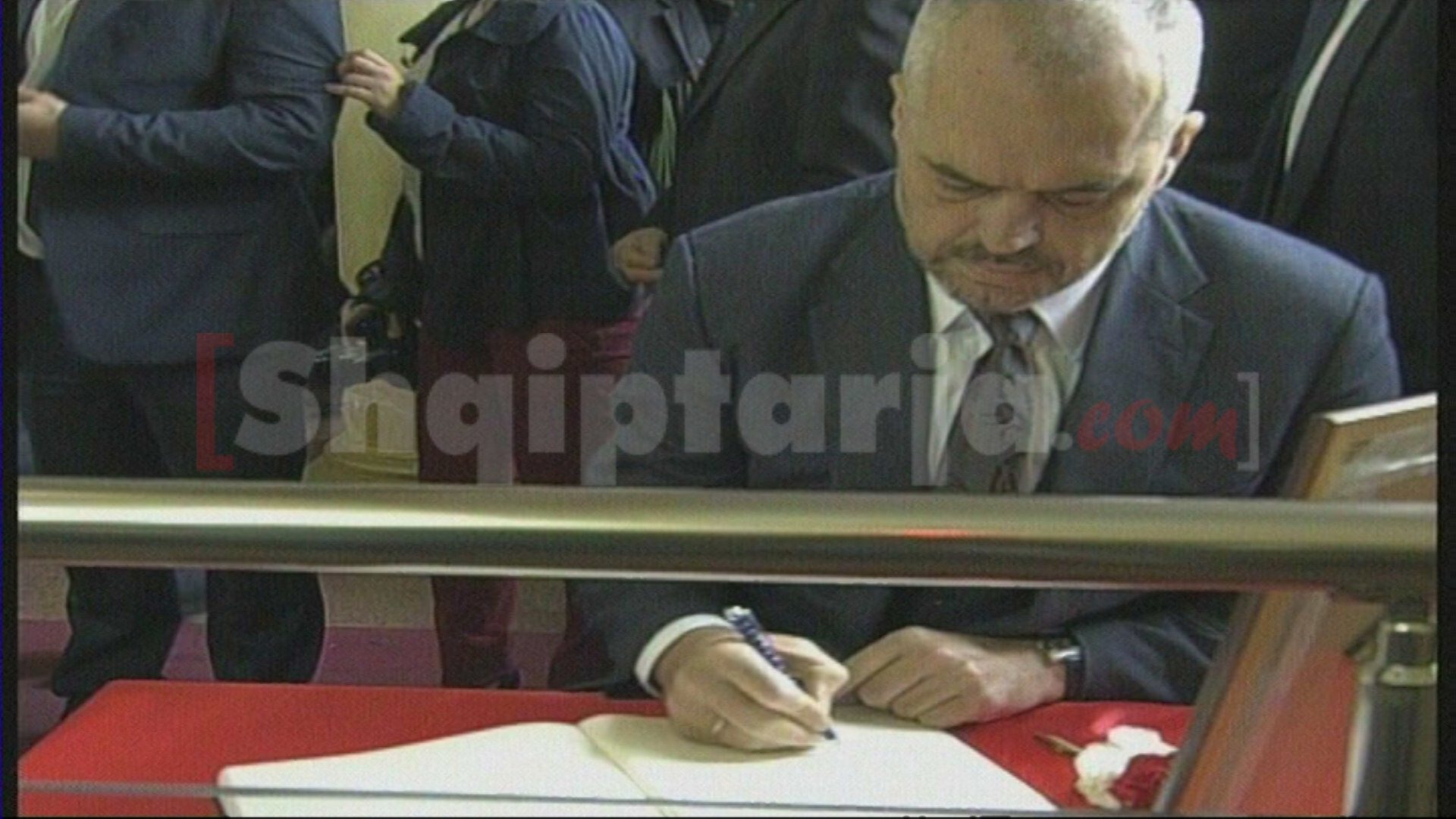 rama ne homazhe me logo