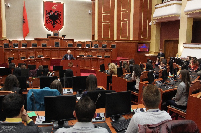 meta ne kuvend me gjimnazistet