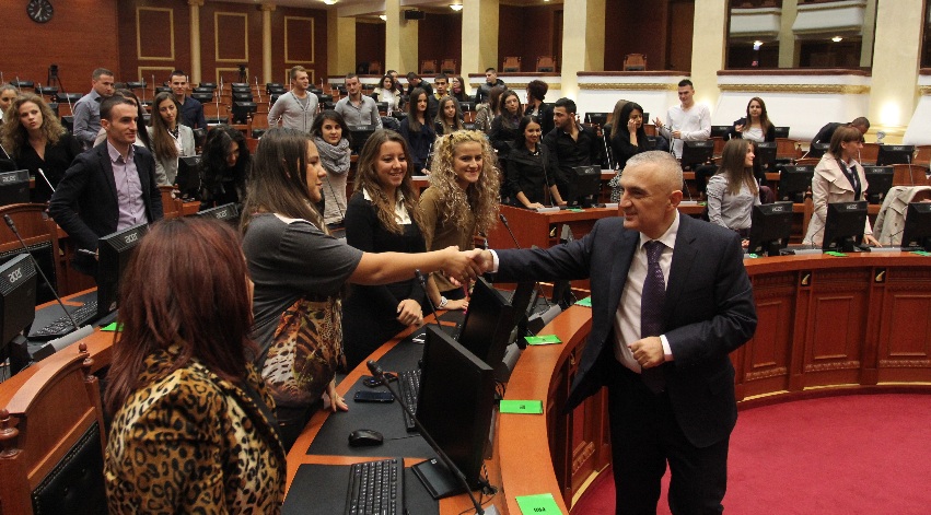 meta ne kuvend me gjimnazistet