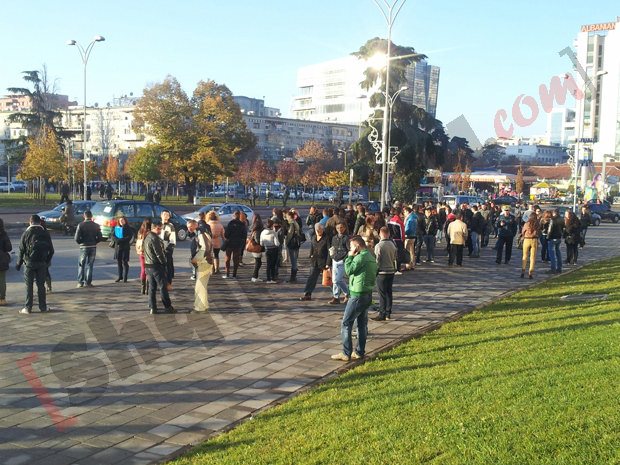 Qytetarët duke pritur në stacion në sheshin skenderbej