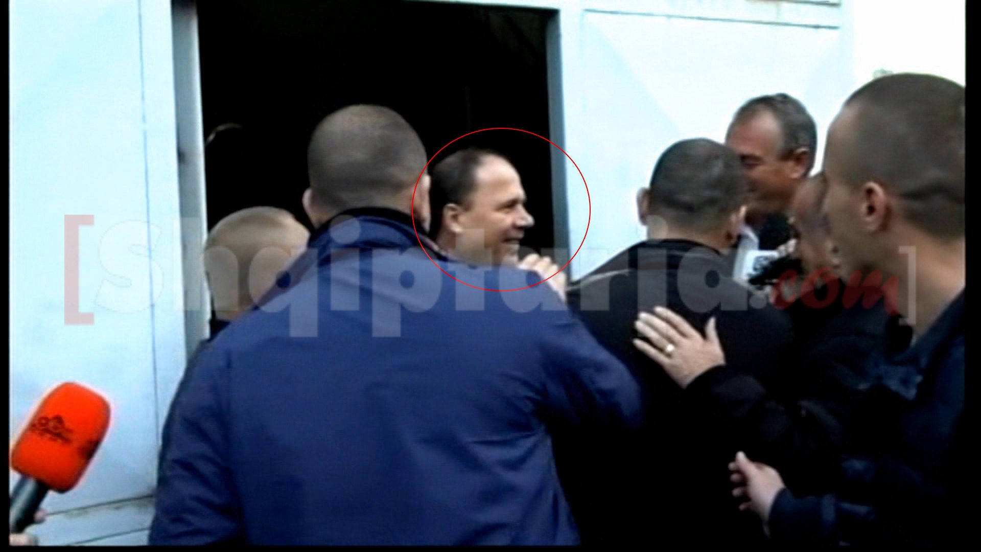 mziu largohet nga burgu me logo