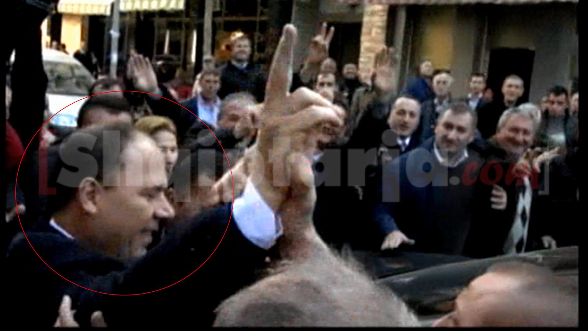 mziu largohet nga burgu me logo