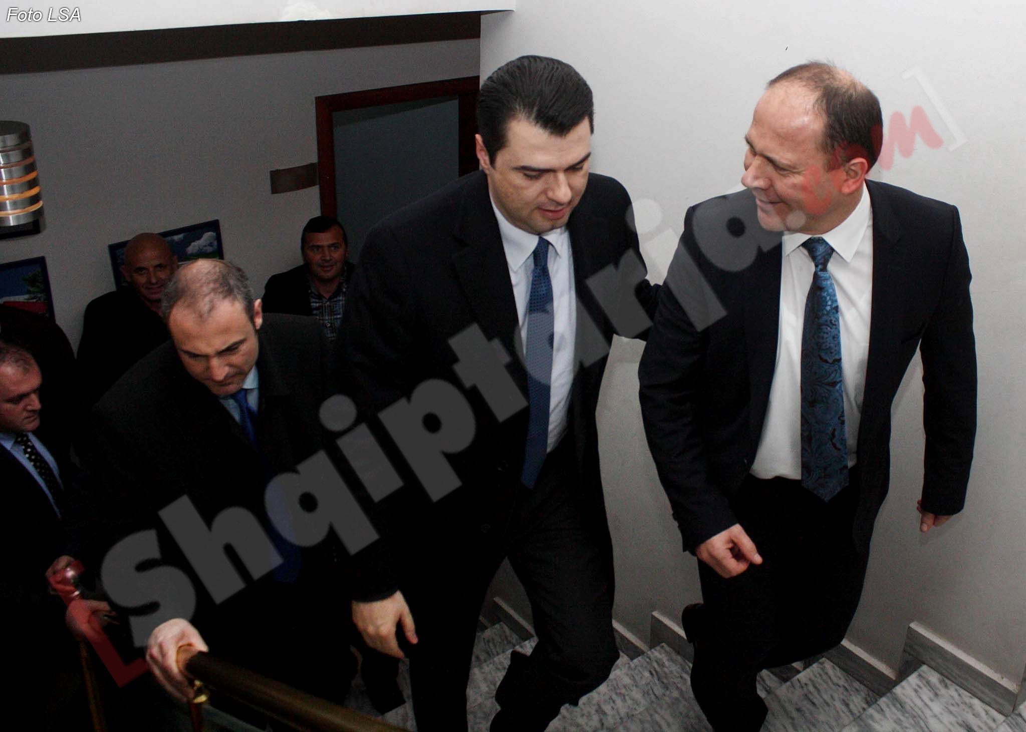 basha e mziu bashke ne kamze pas lirimit nga qelia te mziut me logo