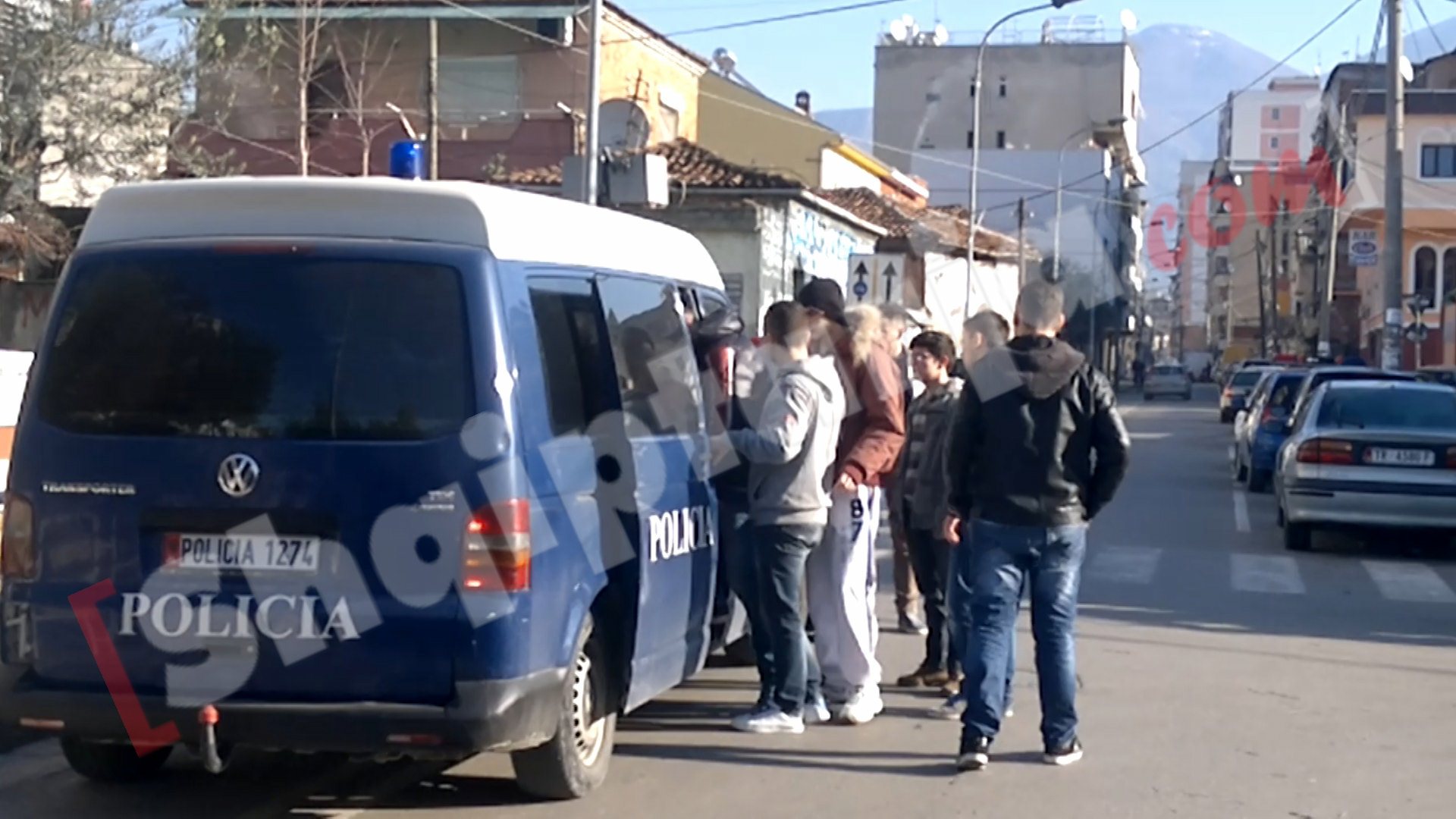 shoqerimi i nxenesve ne polici me logo