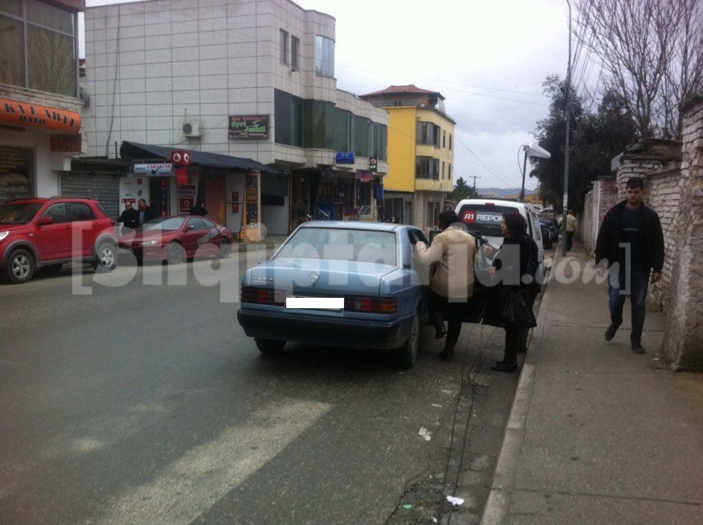 pa autobuse, makina me logo