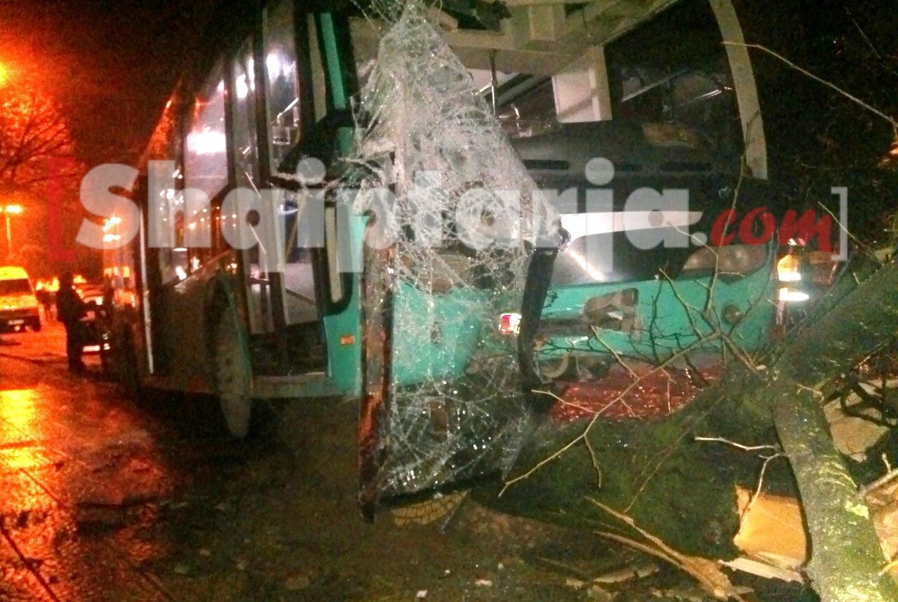 autobusi i aksidentuar me logo