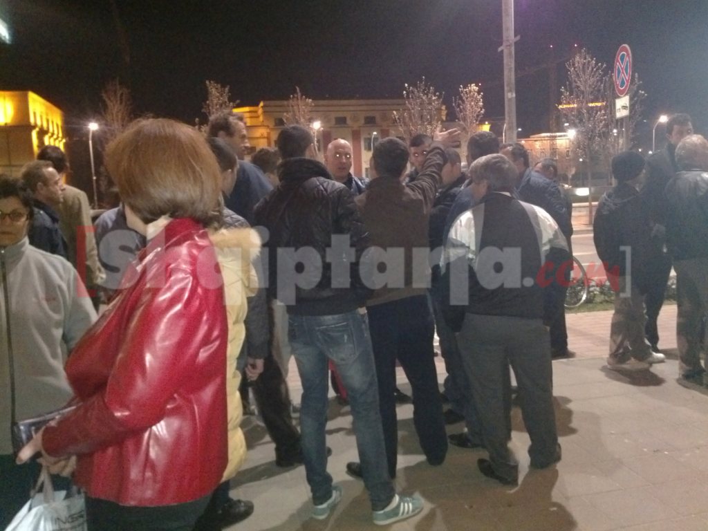 protestuesit te bashkia me logo