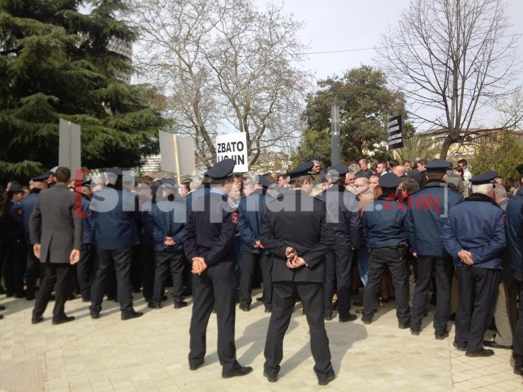 te larguarit proteste me logo