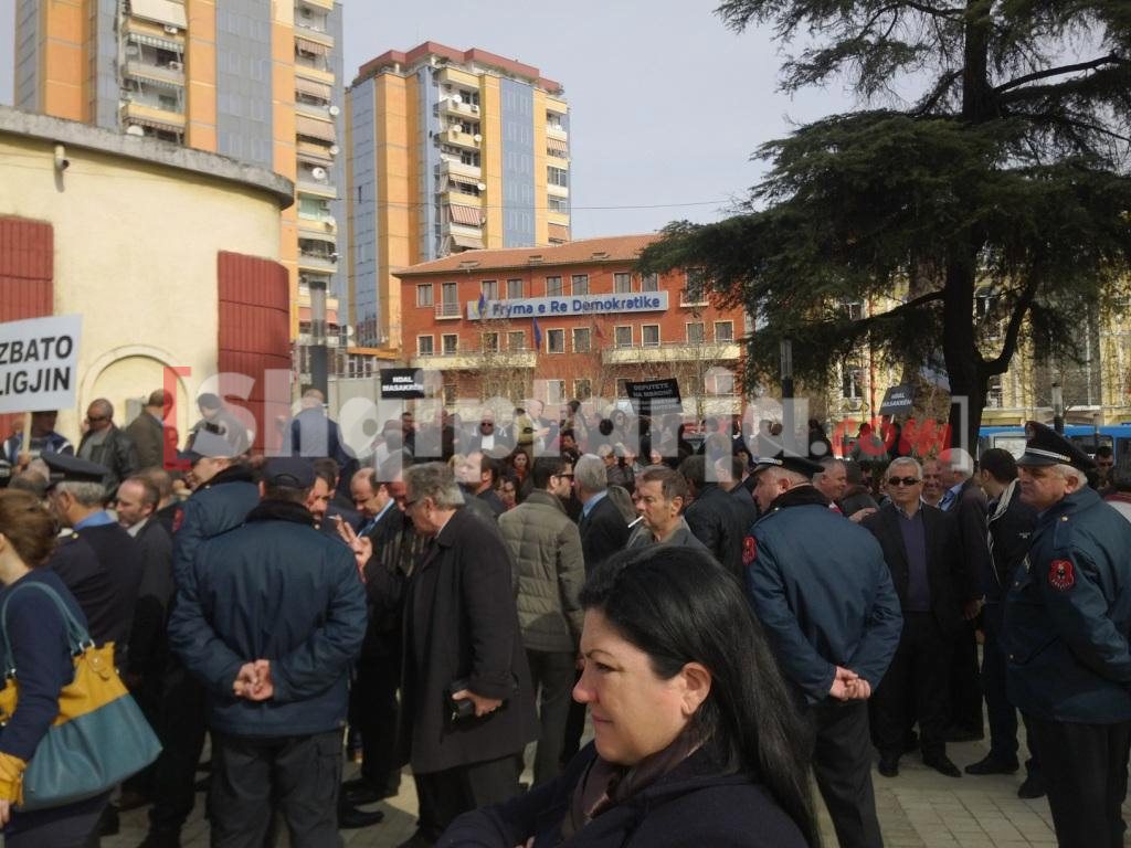 protesta e te larguarve nga administrata