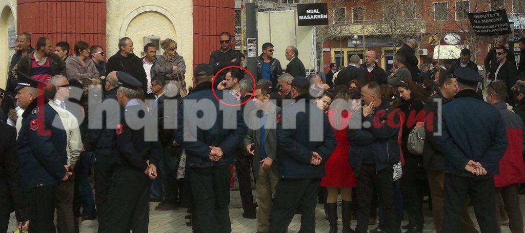 alefred spahiu ne proteste me logo