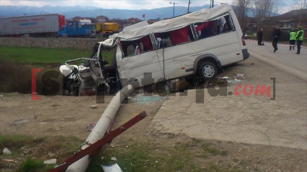 aksidentohet furgoni ne prrenjas me logo