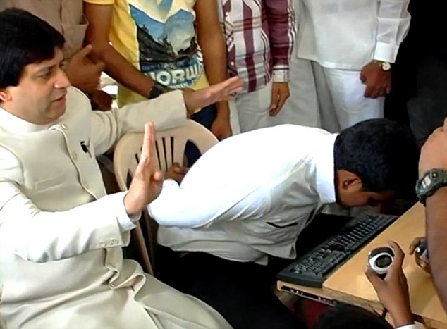 njeri qe shkruan me hunde