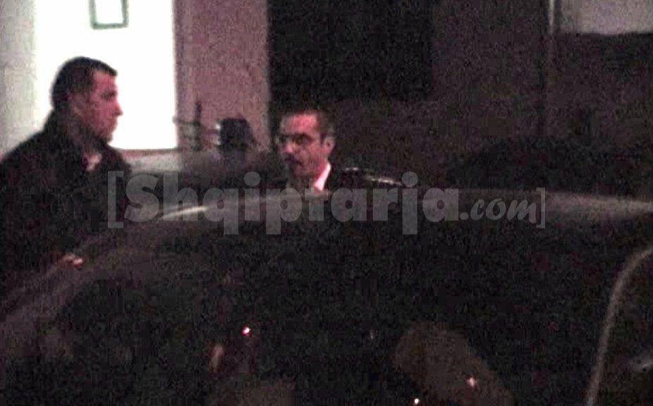 tahiri ne fushekruje me logo