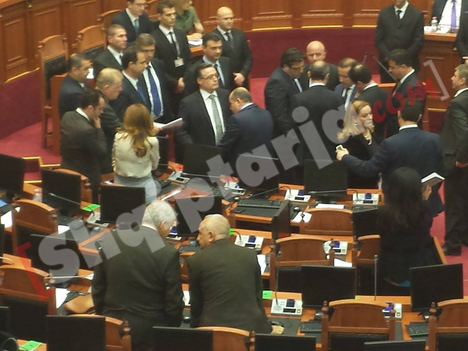 opozita largohet nga kuvendi