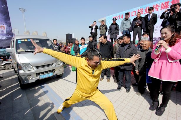 njeriu qe terheq makinen me hund