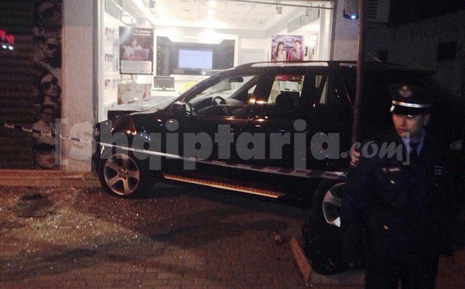 makina brenda dyqanit me logo