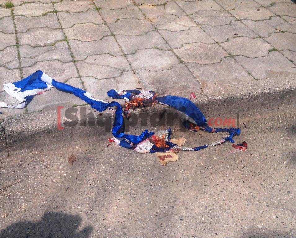 flamuri grek i djegur me logo 