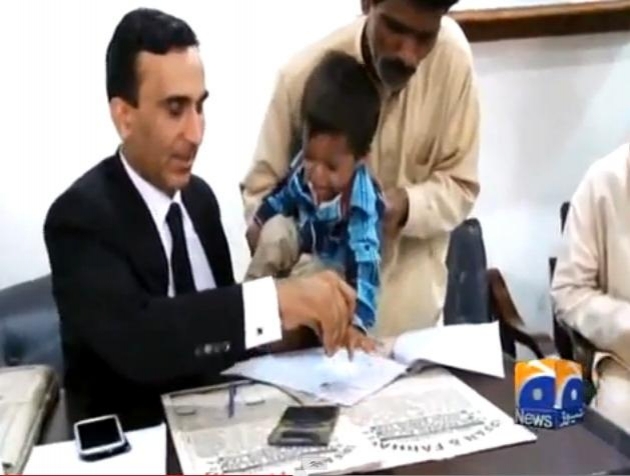 (Foshnja i akuzuar, në gjyq, me të atin e tij)