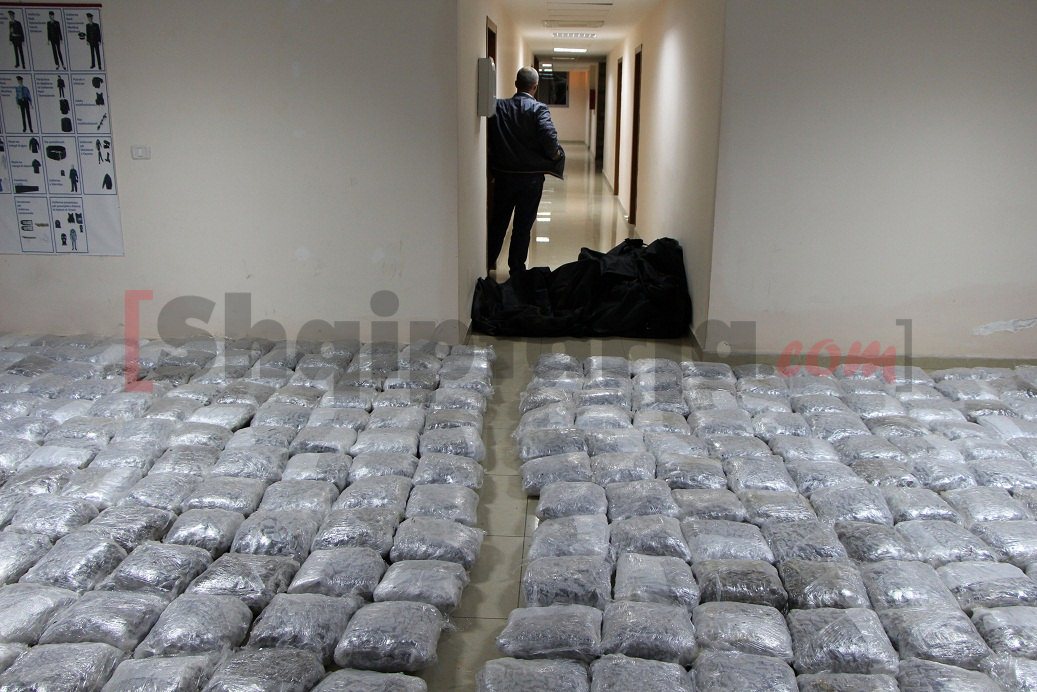 droge gjerokaster me logo