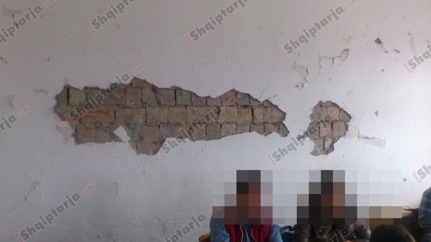 shkolla e demtuar nga termeti me logo