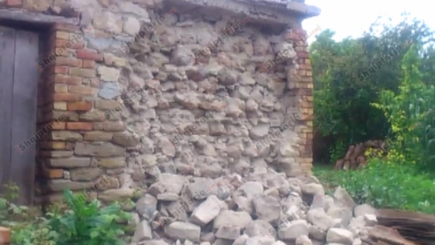 Demet e termetit ne lushnje me logo