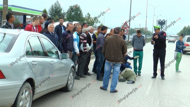 aksident ne laprake me logo