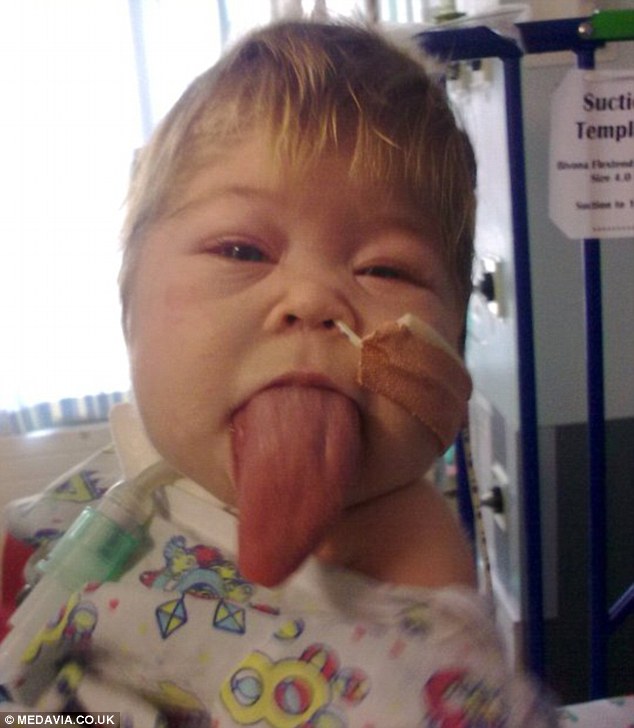 vajza me gjuhe te gjate