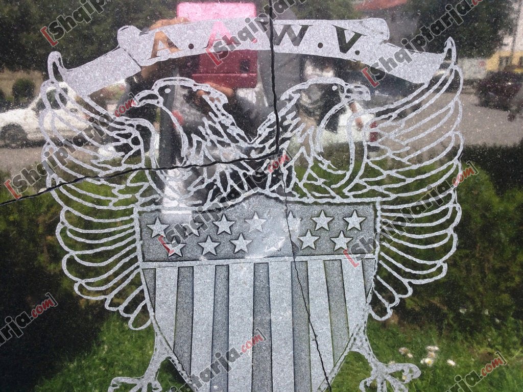 demtimi i monumentit me logo