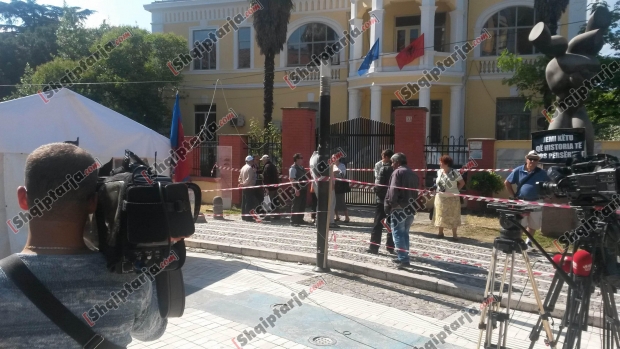 Greva e te perndjekurve me logo