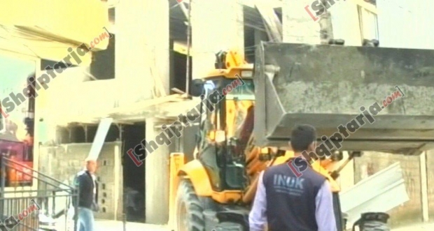 Inuk te rruga e kavajes me logo