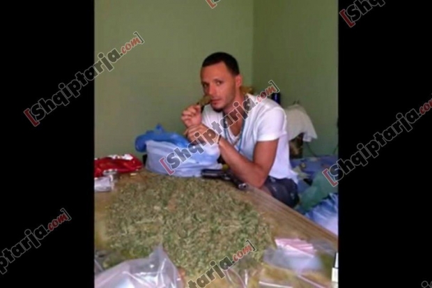 Kleviol Ahmetaj me logo