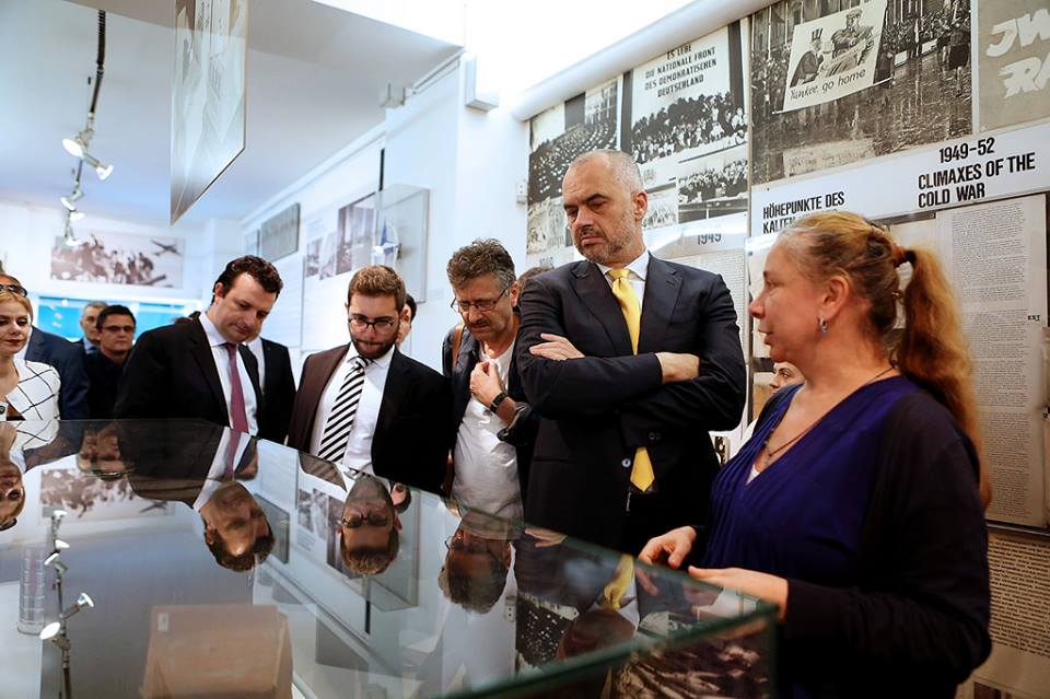 rama ne muzeun %u201CCheckpoint Charlie Berlin%u201D