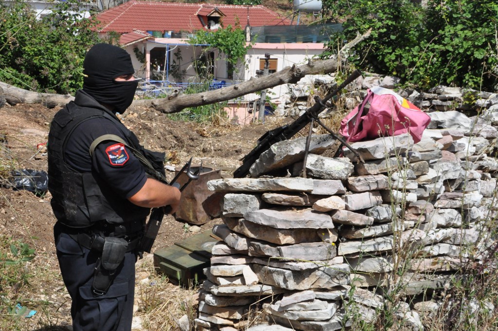 Në foto: Policia në qendër të Lazaratit