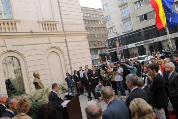 bushati bukuresht islamil qemali bust