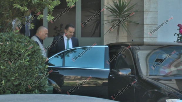 adriatik llalla me logo