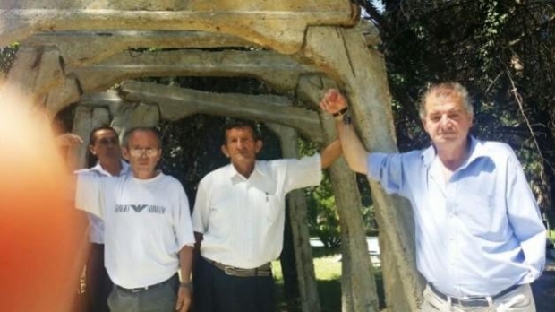 ish te perndjekurit me zinxhire te monumenti 