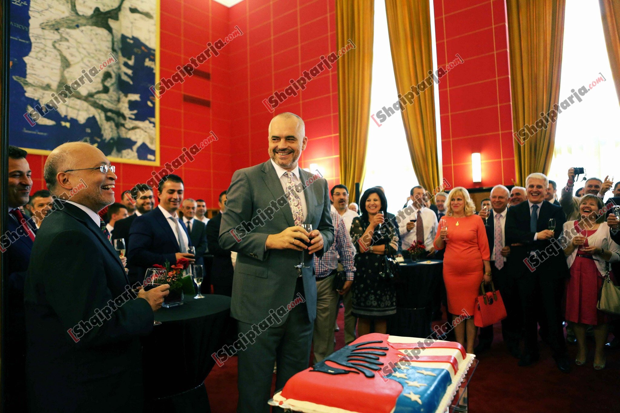 torta per ditelindjen e rames me logo