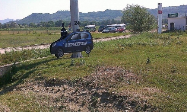 makina e policise prej kartoni