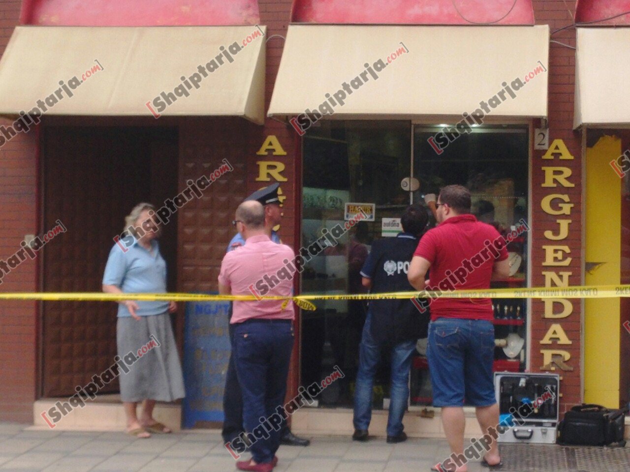 grabitja e argjendarise me logo