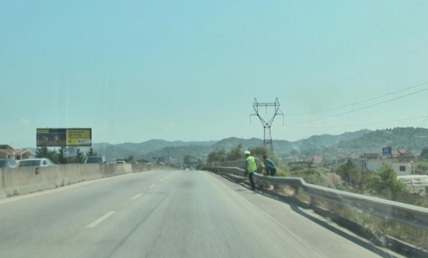 polici duke kaluar rrugen 