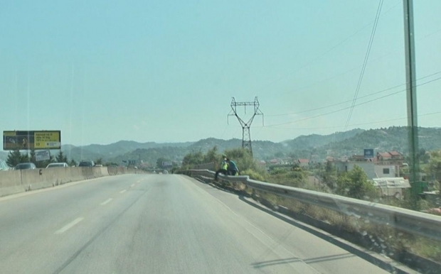 polici duke kaluar rrugen 