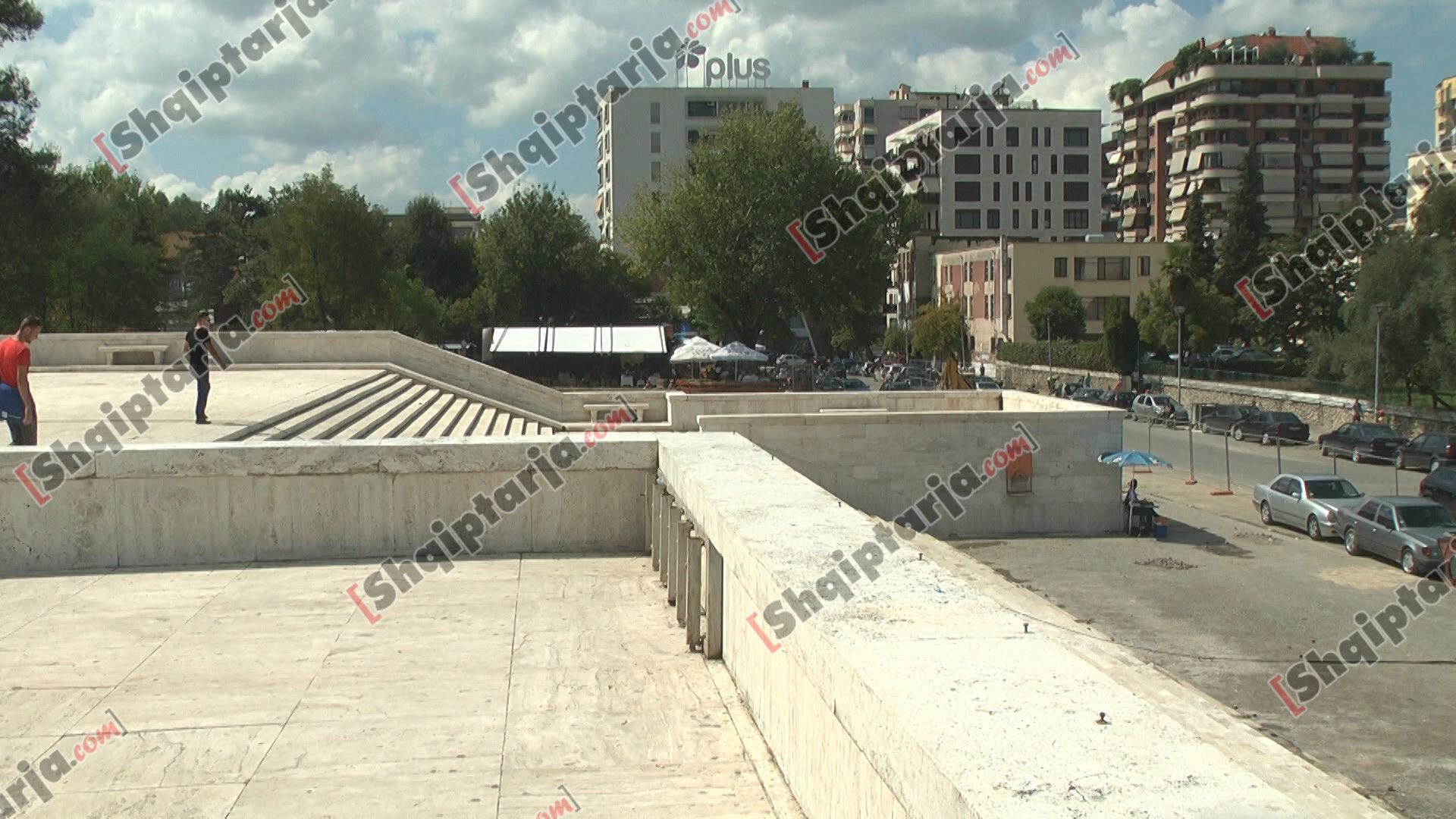 punimet ne shesh me logo