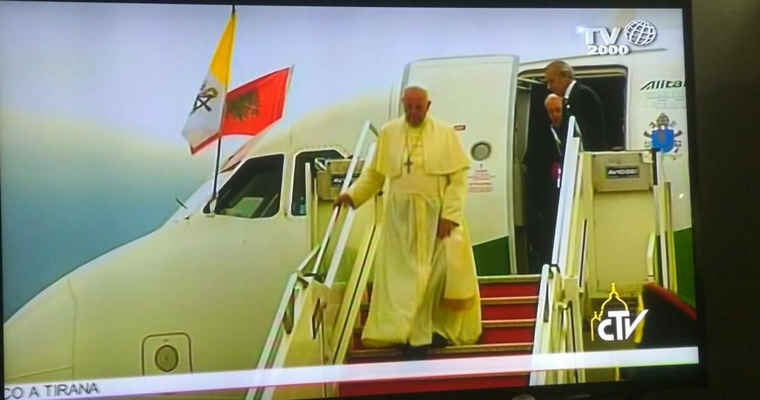 papa rama flamuri ne avion 