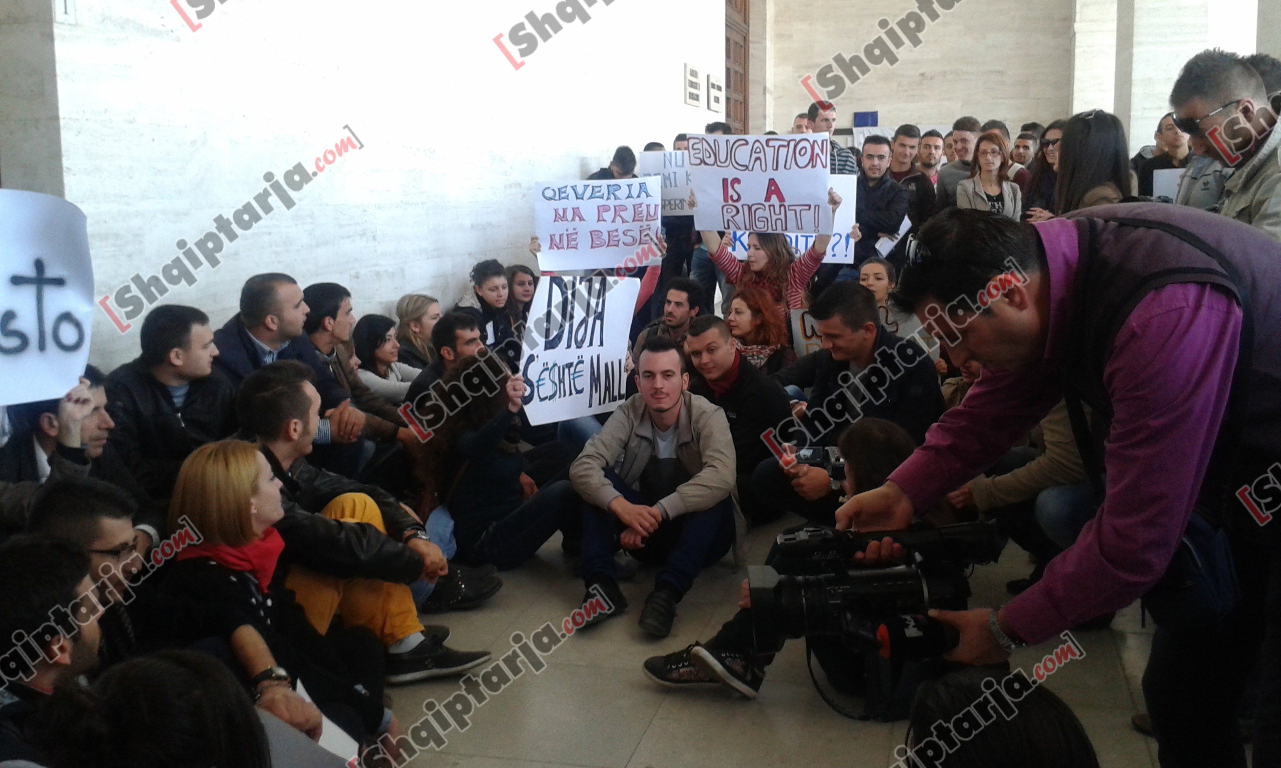 protesta universiteti me logo