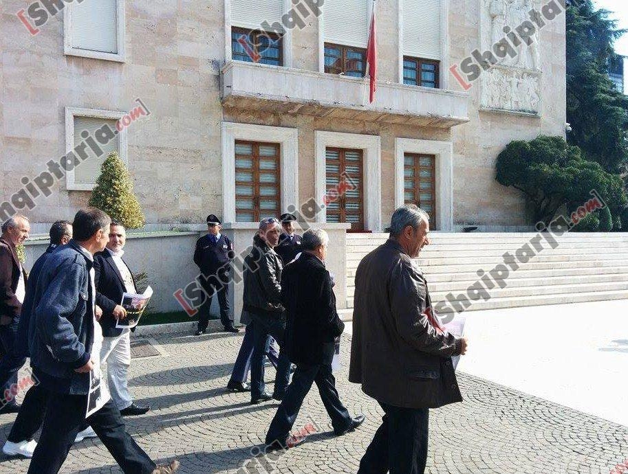 protesta ish te perndjekurve me logo