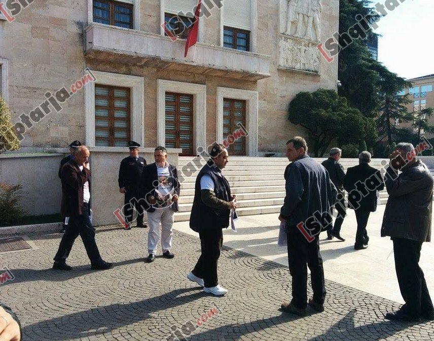 protesta ish te perndjekurve me logo