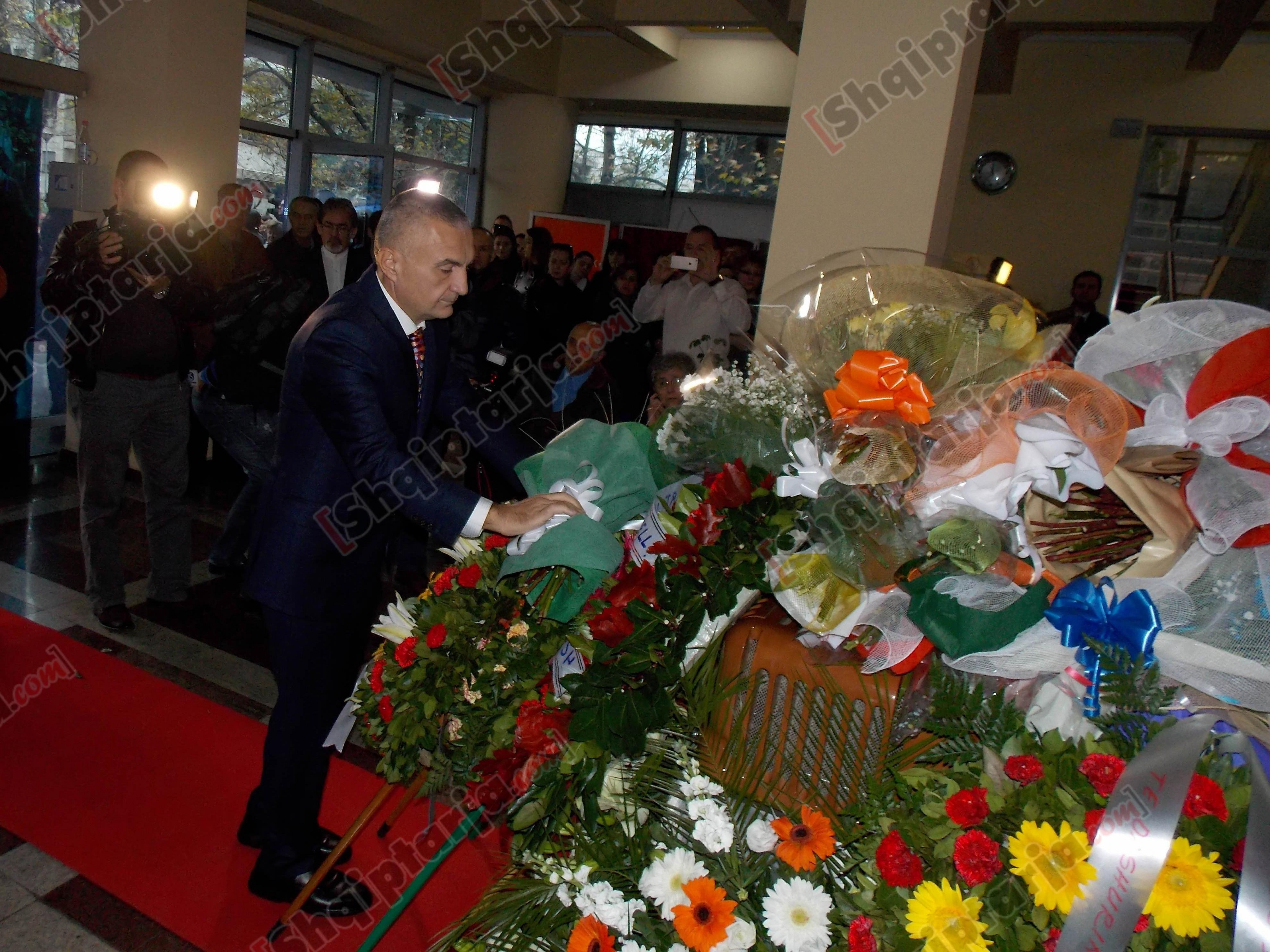 Ilir Meta ne homazhet e dr flori me logo