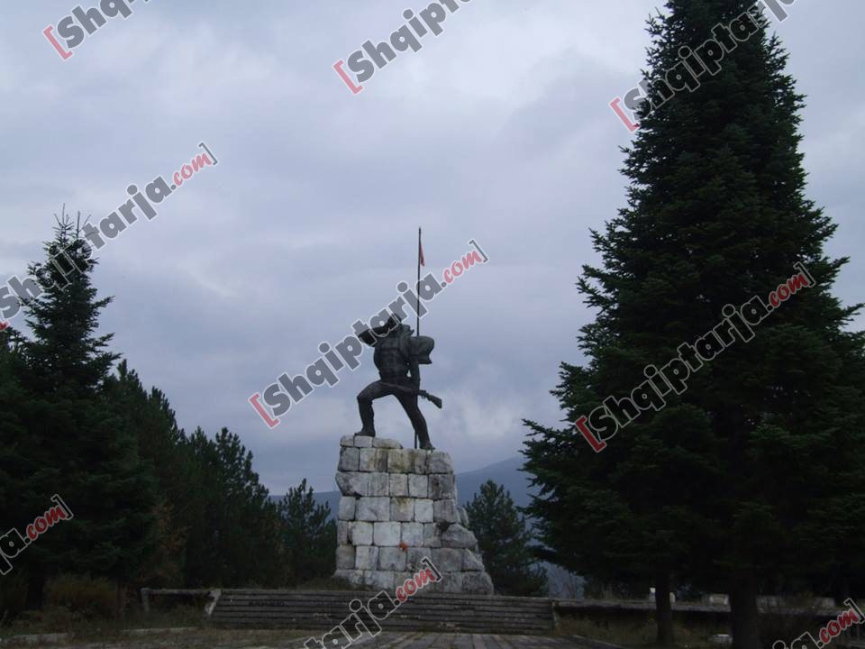 varrezat e deshmoreve ne tropoje 