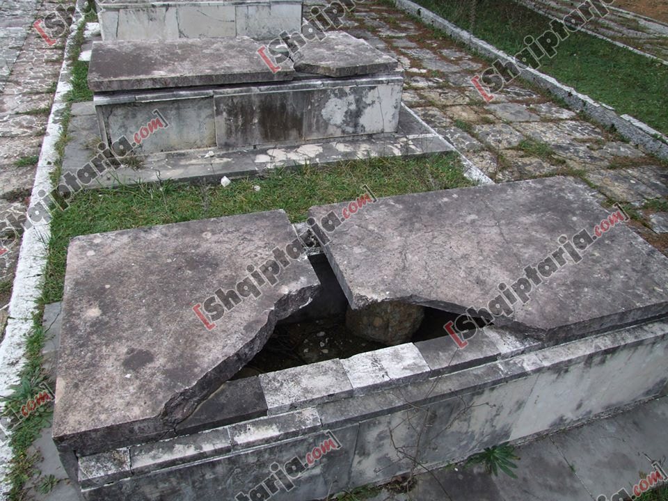 varrezat e deshmoreve ne tropoje 