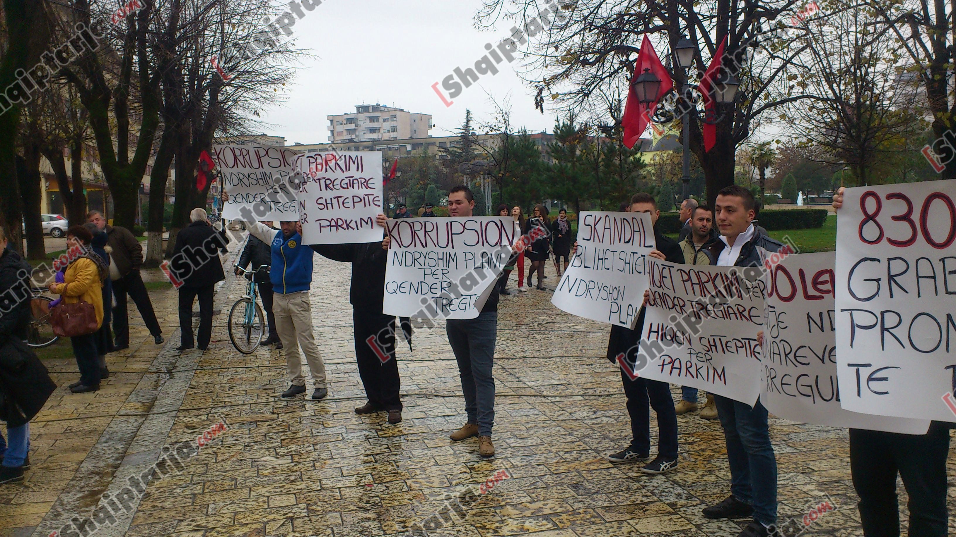 protesta shkoder me logo